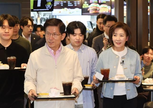 대선 출마를 선언한 김문수 전 고용노동부 장관과 국민의힘 나경원 의원이 12일 서울 동작구 중앙대학교 내 패스트푸드 음식점에서 청년 간담회를 열기 앞서 주문한 음식을 들고 자리로 향하고 있다 사진연합뉴스
