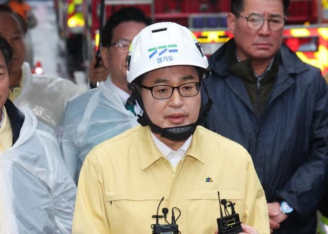 김동연 경기도지사가 12일 경기도 광명시 신안산선 지하터널 공사장 붕괴 사고 현장을 살펴본 후 취재진 질문에 답하고 있다 사진연합뉴스