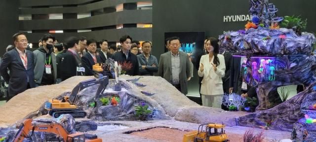 서울모빌리티쇼 찾은 신동빈 롯데그룹 회장의 모습 사진연합