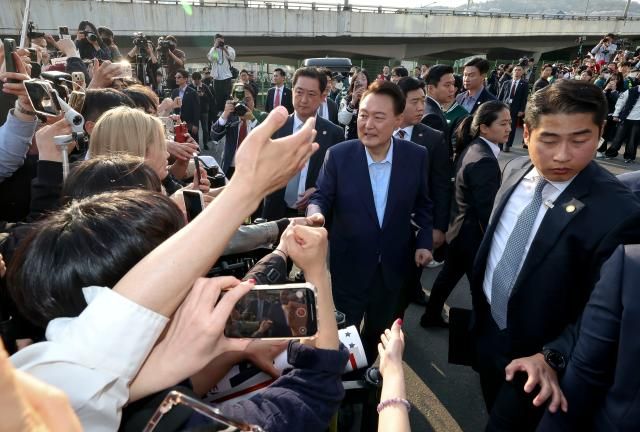 윤석열 전 대통령이 11일 서울 용산구 한남동 관저에서 나와 서초동 사저로 향하기 전 지지자들과 인사하고 있다사진연합뉴스