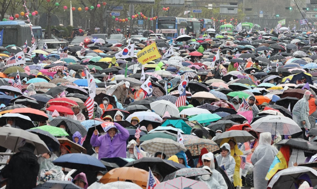 12일 서울 세종대로에서 자유통일당이 연 광화문 국민대회에서 참가자들이 탄핵 무효 등을 외치고 있다 사진연합뉴스