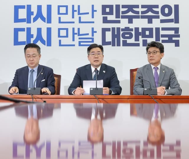 더불어민주당 박찬대 당대표 직무대행 겸 원내대표가 10일 국회에서 열린 당 정책조정회의에서 발언하고 있다사진연합뉴스