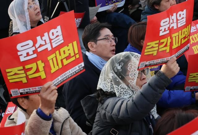 김경수 전 경남지사가 31일 서울 종로구 열린송현녹지광장에서 열린 윤석열에 대한 헌법재판소의 조속한 파면선고를 촉구하는 시국미사에 참석하고 있다사진연합뉴스
