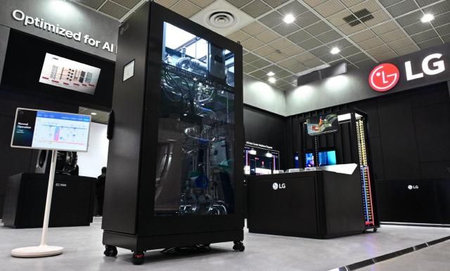 데이터센터 내에서 칩의 열을 직접 냉각시키는 액체냉각 솔루션인 LG전자 CDU 사진LG전자