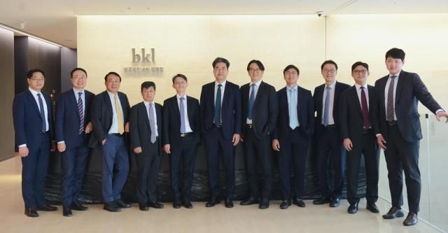 왼쪽부터 이종현 전문위원 임대승 전문위원 김규석 전문위원 이찬기 고문 주성준 변호사 심규찬 변호사 송진욱 변호사 서승원 변호사 곽시명 회계사 박희윤 외국변호사미국 워싱턴DC 김종윤 전문위원 사진법무법인 태평양