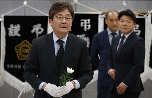 국민의힘 유승민 전 의원이 10일 대구 동구청 대회의실에 마련된 고 정궁호 기장 분향소를 찾아 조문하고 있다 정 기장은 지난 6일 북구 서변동에서 산불 진화 작업을 하던 중 헬기가 추락해 숨졌다 사진연합뉴스