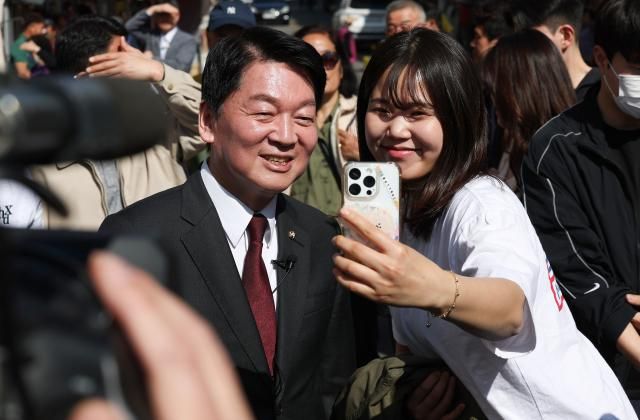 안철수 국민의힘 의원이 11일 대구 중구 서문시장을 찾아 시민과 사진을 찍고 있다 사진연합뉴스