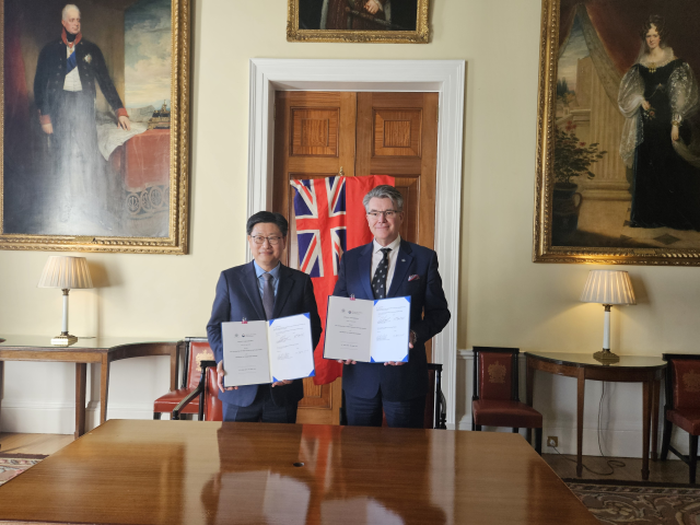 최성용 해양수산부 해사안전국장오른쪽과 이안 로우어 영국 항로표지청장이 10일현지시간 영국 항로표지청 본부에서 열린 한·영 등대유물 임대 약정서 체결식에서 약정서에 서명하고 기념사진을 촬영하고 있다사진해양수산부
