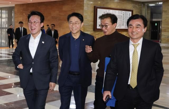 더불어민주당 김민석왼쪽부터 조정식 전재수 안규백 의원이 14일 서울 여의도 국회에서 열린 비상 의원총회에 참석하고 있다 사진연합뉴스