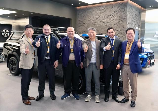 사진 왼쪽 4번째 KGM 곽재선 회장 1번째 황기영 대표이사