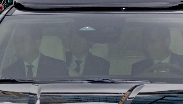 내란 우두머리 혐의를 받는 윤석열 전 대통령이 14일 첫 형사재판이 열리는 서울 서초구 서울중앙지방법원에 들어서고 있다 사진연합뉴스