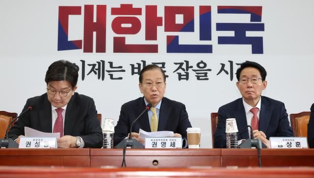 권영세 국민의힘 비상대책위원장가운데이 14일 국회에서 열린 비상대책위원회 회의에서 발언하고 있다 사진연합뉴스