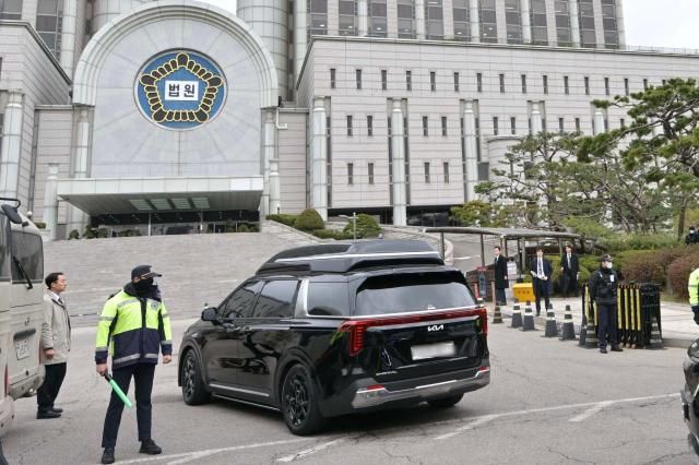 서울중앙지방법원 지하주차장 향하는 윤 전 대통령 차량 사진연합뉴스