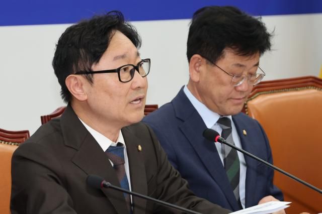 박범계 더불어민주당 중앙선거관리위원장이 14일 서울 여의도 국회에서 선관위 1차 회의를 주재하고 있다 사진연합뉴스