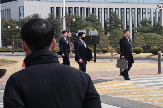 최근 신변 위협 우려가 제기된 더불어민주당 이재명 대표가 17일 경호원들의 보호를 받으며 서울 여의도 국회 경내를 걷고 있다 사진연합뉴스