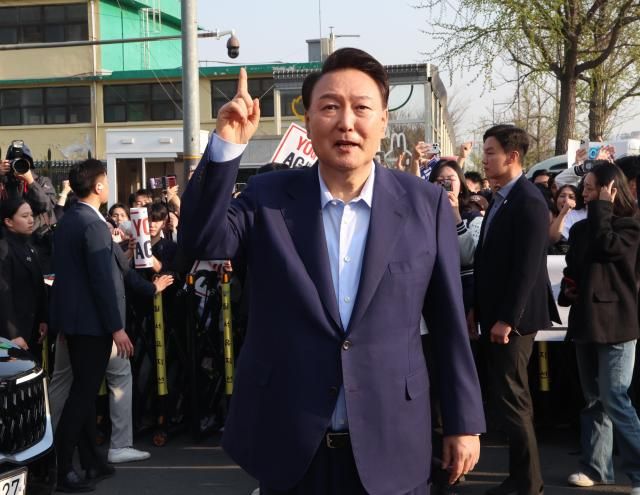 윤석열 전 대통령이 11일 오후 서울 용산구 한남동 대통령 관저를 떠나기 앞서 정문 앞에서 지지자들과 인사를 하고 있다 사진연합뉴스 공동취재