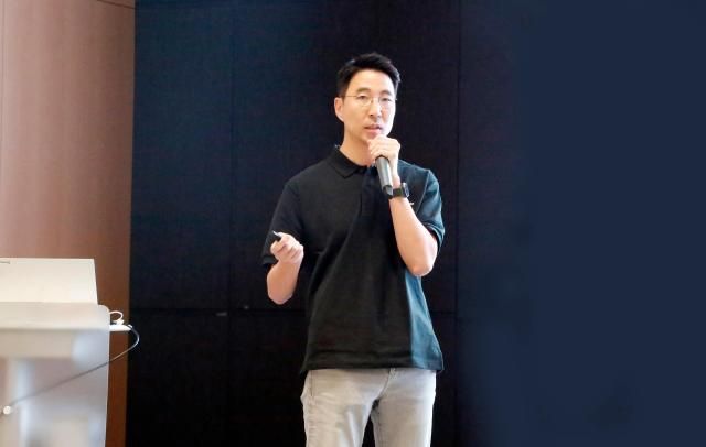 사진1 2 두산로보틱스 김민표 대표가 전 임직원들이 모인 타운홀 미팅 자리에서 회사의 방향성과 비전에 대해 공유하고 있다 