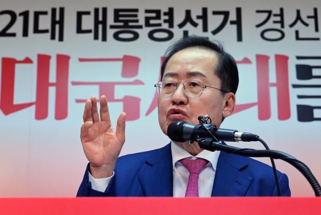 홍준표 전 대구시장이 14일 서울 여의도 대하빌딩에 마련된 선거사무소에서 제21대 대통령 선거 출마를 선언하고 있다 사진연합뉴스