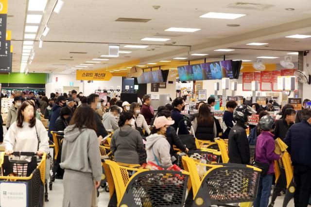 이마트 용산점에 랜더스 쇼핑페스타를 맞아 계산을 위해 길게 늘어선 계산대 사진신세계