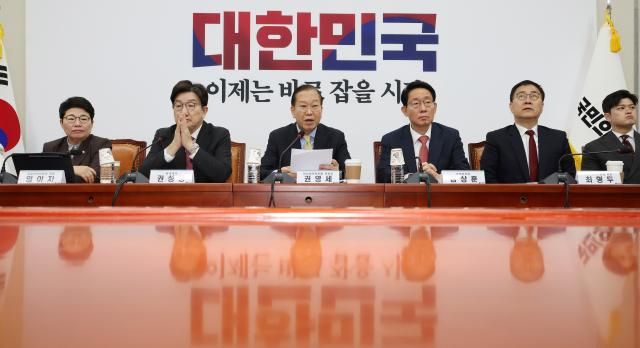 권영세 국민의힘 비상대책위원장가운데이 14일 국회에서 열린 비상대책위원회 회의에서 발언하고 있다 사진연합뉴스