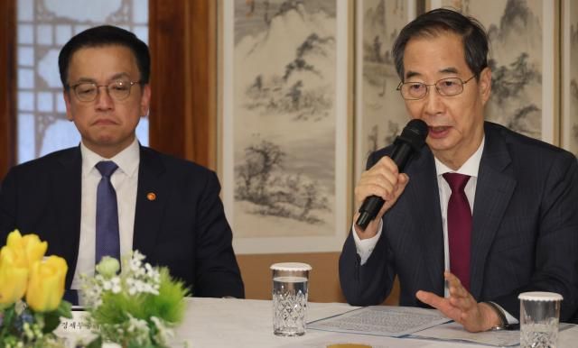 한덕수 대통령 권한대행 국무총리가 14일 서울 총리공관에서 경제안보전략 TF 회의를 하고 있다 왼쪽은 최상목 부총리 겸 기획재정부 장관 사진연합뉴스