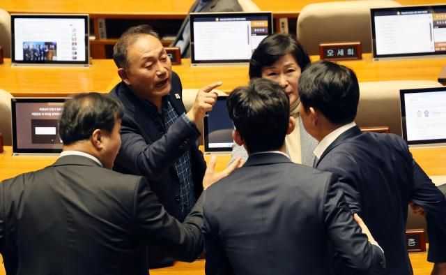 본회의서 언쟁하는 김원이 의원과 권영진 의원 사진연합뉴스