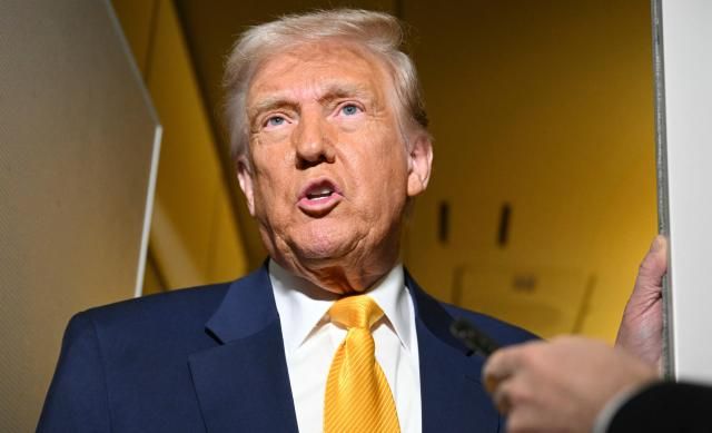 도널드 트럼프 미국 대통령이 12일현지시간 전용기 안에서 기자들과 만나 대화를 하고 있다 사진AP연합뉴스