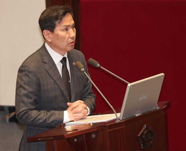 14일 정치·외교·통일·안보 분야 대정부질문이 진행된 국회 본회의에서 김선호 국방부 장관 직무대행이 김병주 더불어민주당 김병주 의원의 질문에 답하고 있다 사진연합뉴스