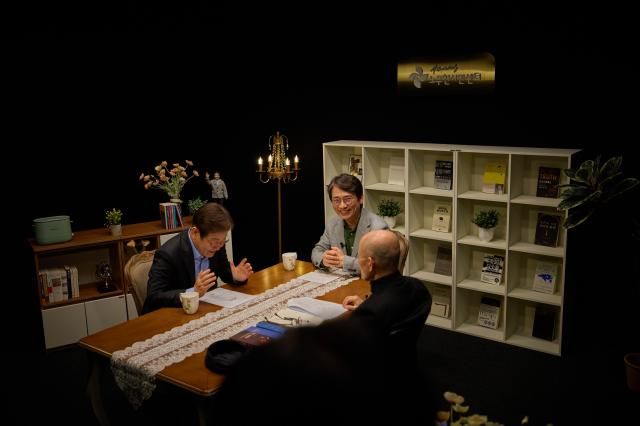 이재명 더불어민주당 예비후보가 15일 유튜브 채널 알릴레오에 출연해 대담에 나서고 있다사진사람사는세상노무현재단