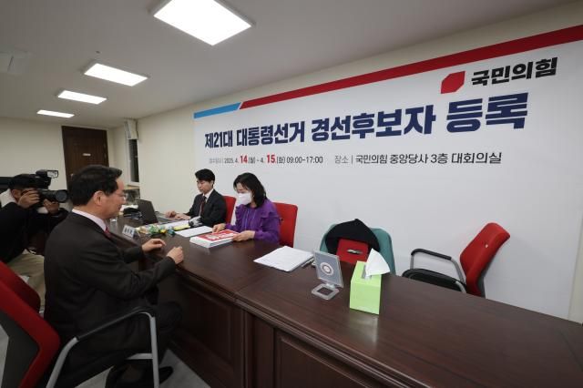 국민의힘 대선 출마를 선언한 유정복 인천시장이 지난 14일 서울 영등포구 국민의힘 당사에서 제21대 대통령 선거 경선 후보자 등록 접수를 하고 있다 사진연합뉴스