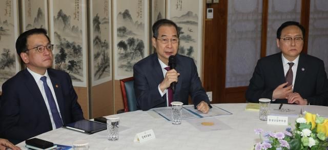 한덕수 대통령 권한대행 국무총리가 14일 서울 종로구 총리공관에서 경제안보전략 TF 회의를 하고 있다 사진연합뉴스