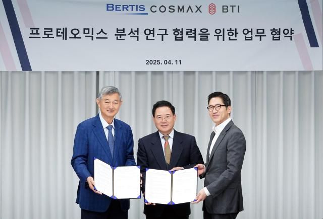 지난 11일 경기도 성남시 코스맥스 사옥에서 열린 업무 협약식에서 왼쪽부터 이경수 코스맥스그룹 회장 노동영 베르티스 공동 대표 한승만 베르티스 공동 대표가 기념촬영을 하고 있다 사진코스맥스