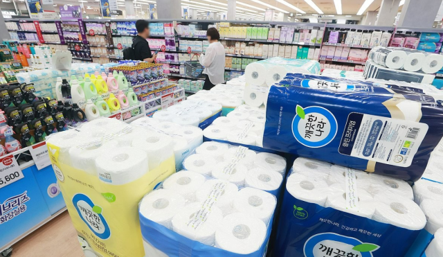 대형마트에 진열된 한국산 화장지 연합뉴스
