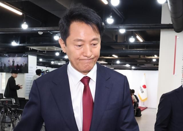 오세훈 서울시장이 지난 12일 여의도 국민의힘 당사에서 대선 불출마를 선언한 뒤 기자회견장을 나서고 있다 사진연합뉴스