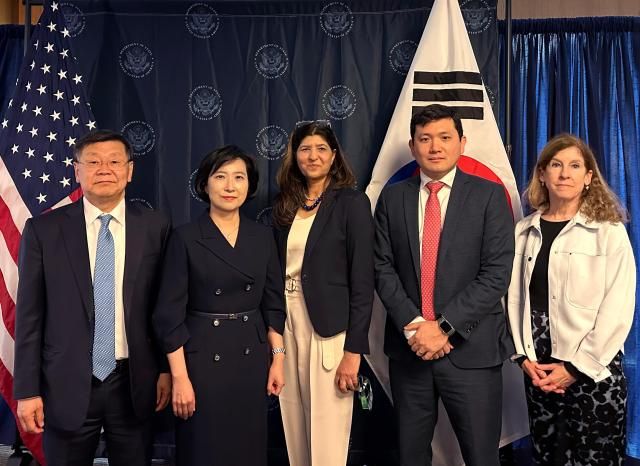 존 리 우주항공청 본부장왼쪽부터 한민영 외교부 기후환경과학외교국장 라히마 칸다하리 국무부 부차관보 케빈 킴 동아태부차관보 캐런 펠드스타인 NASA 국제협력국장이 지난 14일 미국 워싱턴 DC에서 열린 제4차 우주민간대화에서 기념촬영을 하고 있다 사진우주항공청