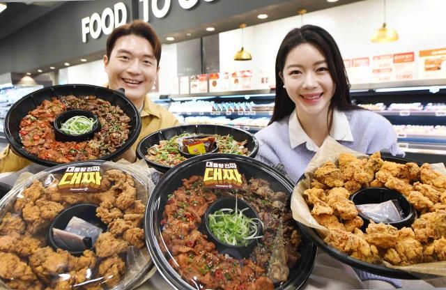 모델들이 15일 서울 등촌동 홈플러스 메가 푸드 마켓 라이브 강서점에서 대짜 1주년 기념 신메뉴 3종을 소개하고 있다 사진홈플러스