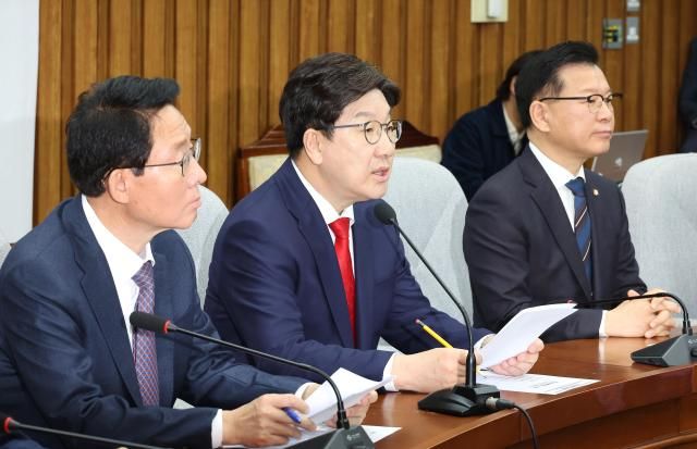 국민의힘 권성동 원내대표가운데가 15일 국회에서 열린 원내대책회의에서 발언하고 있다 사진연합뉴스