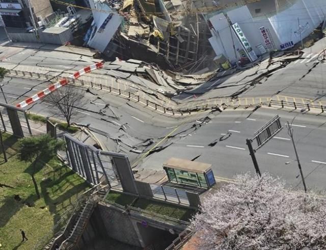 11일 경기도 광명시 일직동 신안산선 공사 현장 지하가 붕괴돼 소방당국과 경찰이 인명피해 여부를 확인하고 있다 사진은 붕괴 현장 사진연합뉴스