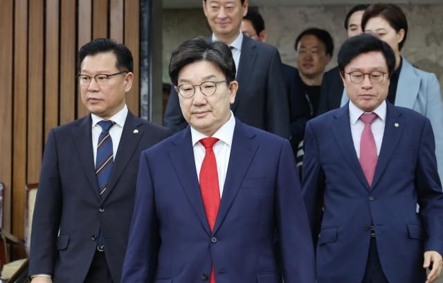 권성동 국민의힘 원내대표가운데가 15일 국회에서 열린 원내대책회의에 입장하고 있다 사진연합뉴스