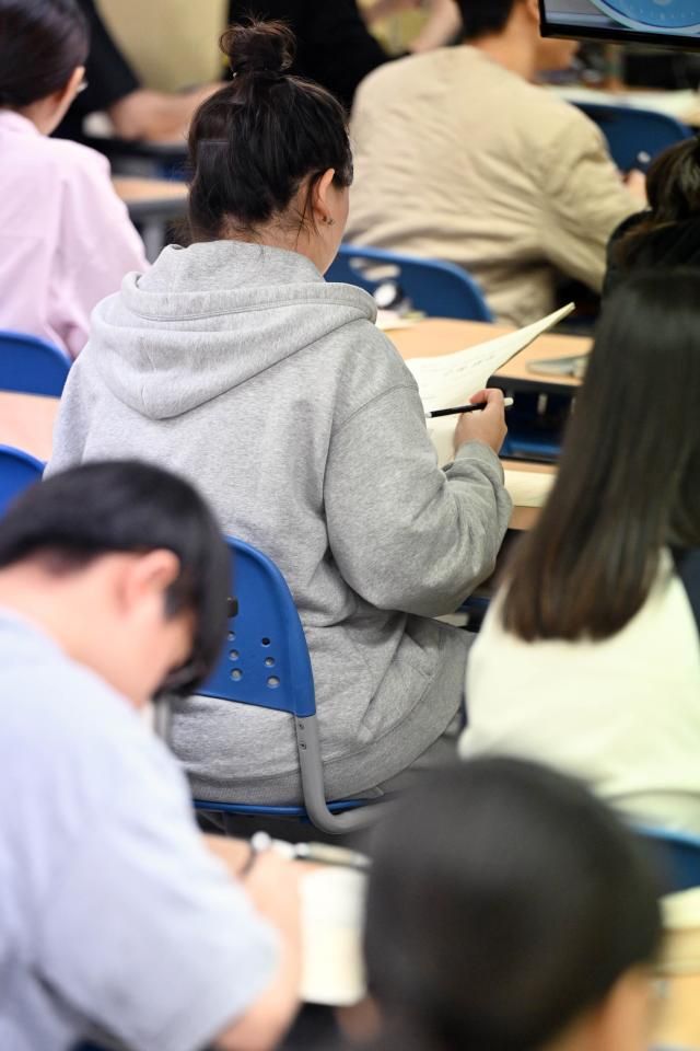 2025학년도 대학수학능력시험 9월 모의평가가 실시된 4일 오전 서울 양천구 목동종로학원에서 수험생들이 시험을 준비하고 있다 202494 사진공동취재 