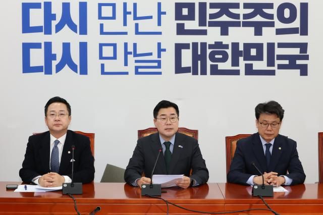 박찬대 더불어민주당 당대표 직무대행 겸 원내대표가 15일 서울 여의도 국회에서 열린 원내대책회의에서 발언하고 있다 사진연합뉴스