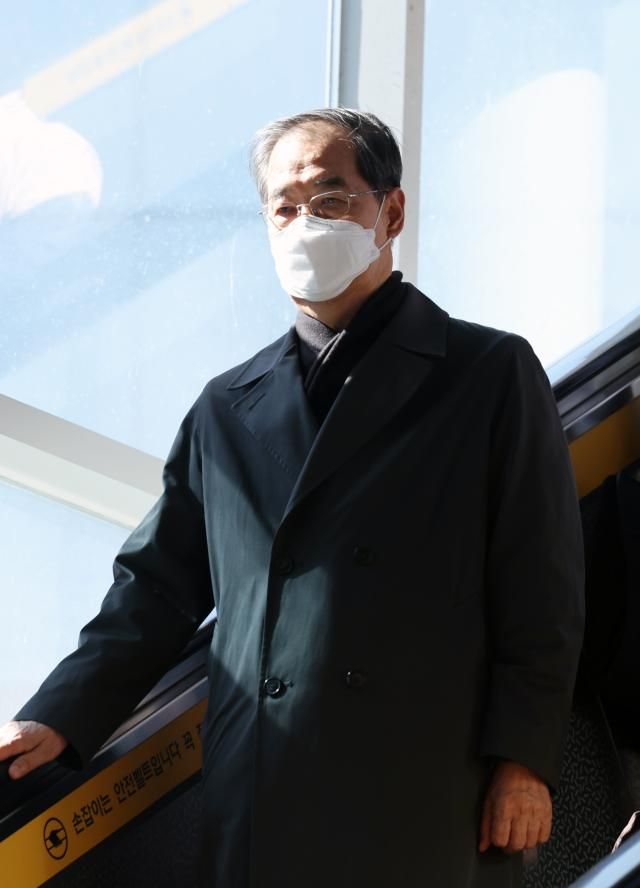 한덕수 대통령 권한대행 국무총리가 15일 광주 광산구 광주송정KTX역에 도착해 이동하고 있다 한 총리는 이날 기아 오토랜드 광주공장을 방문해 현장을 시찰했다 사진연합뉴스