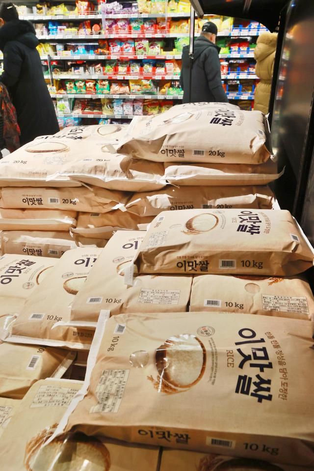 서울의 한 대형마트 쌀 판매대사진연합뉴스