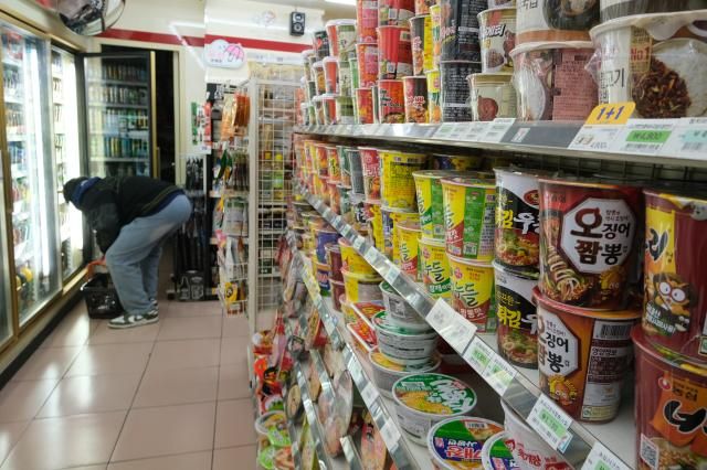 편의점 라면 과자 맥주 등 4월 가격 인상 서울연합뉴스 류효림 기자 30일 서울 시내 편의점에서 시민들이 식료품을 고르고 있다 편의점에서는 다음 달 1일 오비맥주와 오뚜기 라면·카레 CJ제일제당 비비고 만두 하겐다즈 아이스크림 남양유업 음료 롯데웰푸드 소시지 등의 가격이 오른다 2025330 ryousantaynacokr2025-03-30 144447 저작권자 ⓒ ㈜연합뉴스 무단 전재 재배포 금지 AI 학습 및 활용 금지저작권자 ⓒ ㈜연합뉴스 무단 전재 재배포 금지 AI 학습 및 활용 금지