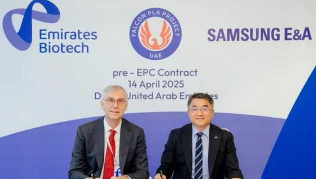 남궁 홍 삼성EA 사장우측 에미레이트 바이오테크 마크 베르브루겐 사장이 지난 14일현지시간 UAE에서 팔콘 생분해성 플라스틱 프로젝트 EPC 사전업무 계약을 체결한 뒤 기념사진을 찍고 있다 삼성EA 제공 