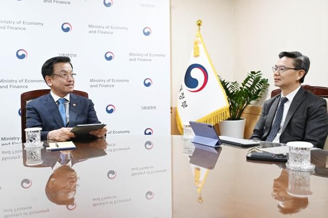 최상목 부총리 겸 기획재정부 장관이 지난달 14일 정부서울청사에서 킴엥 탄 국제신용평가사 S&P 국가신용등급 아태 총괄을 접견해 면담을 하고 있는 모습. [사진=기획재정부]