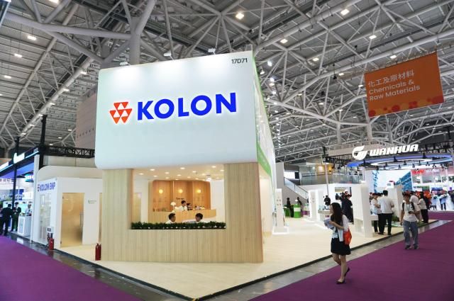 사진1 2 코오롱ENP는 오는 18일까지 중국 선전에서 열리는 아시아 최대 플라스틱 산업 전시회 ‘차이나플라스Chinaplas 2025’에 참가해 지속가능한 소재 솔루션으로 글로벌 시장 공략에 나선다 사진은 차이나플라스 2025에 전시된 코오롱ENP 부스 전경 