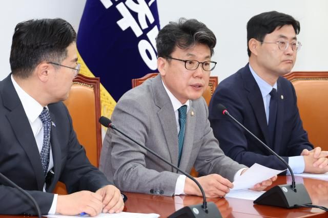 더불어민주당 진성준 정책위의장이 8일 서울 여의도 국회에서 열린 원내대책회의에서 발언하고 있다사진연합뉴스