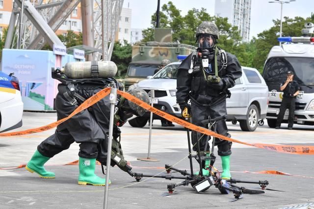 화생방테러특수임무대가 2024년 8월 열린 대테러 종합훈련에서 무력화된 드론을 조사하고 있다 사진육군 