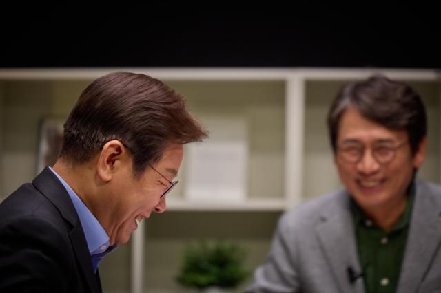 이재명 더불어민주당 예비후보가 15일 유튜브 채널 알릴레오에 출연해 대담에 나서고 있다사진사람사는세상노무현재단